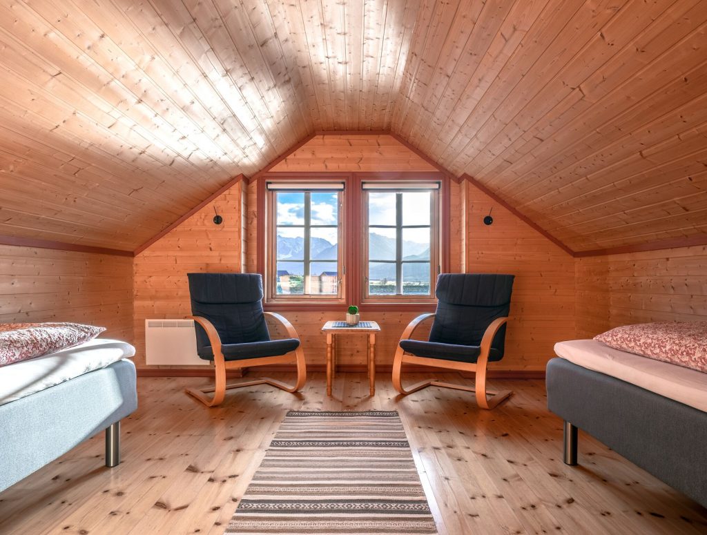 Xlyngen accommodation, charming nordic cabins arctic Norway hiking tour 