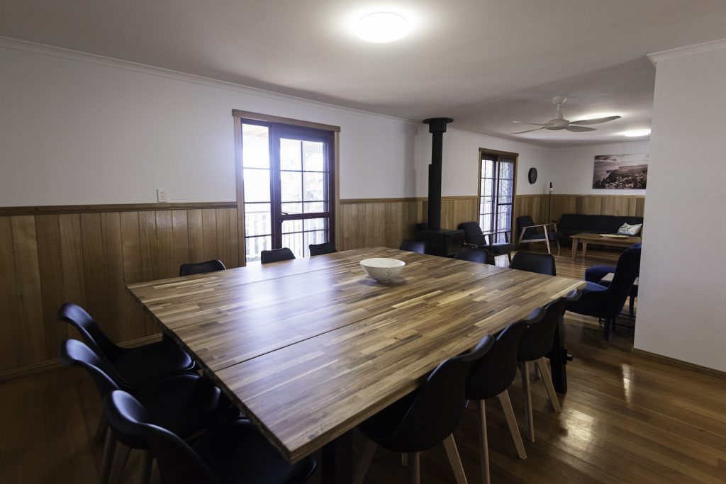 3capestasmanlodge_livingdining_Katri-Werner_nocredit-2 | Park Trek lodge accommodation three capes and Tasman peninsula walking tour